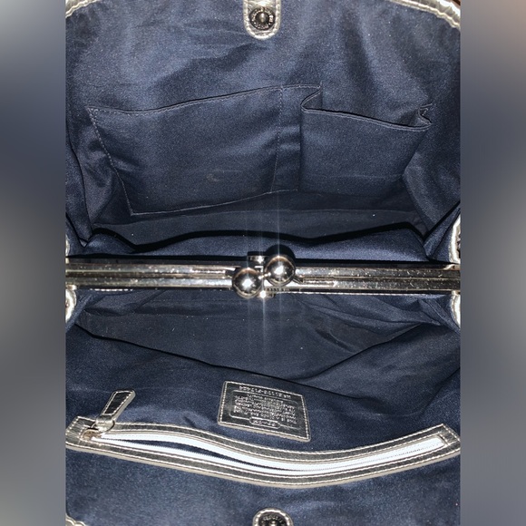 Coach purse. - Picture 5 of 16